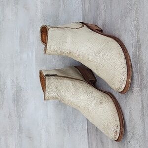 Frye Carson Piping Off White Bootie size 8.5